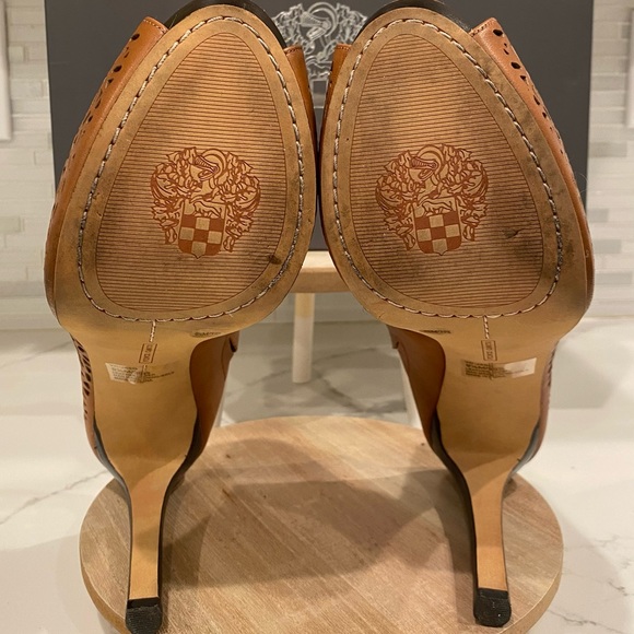 Vince Camuto slip on heels size 9 1/2 - Picture 4 of 5